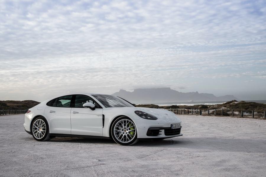  Porsche Panamera 4 E-Hybrid 2016 года  (фото 23 из 31)